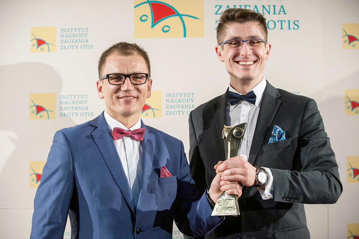 Sebastian Szyper i dr Mariusz Baumgart otrzymali Honorową Nagrodę Zaufania „Złoty OTIS 2017” dla Stowarzyszenia „Udarowcy – Liczy się wsparcie”.
