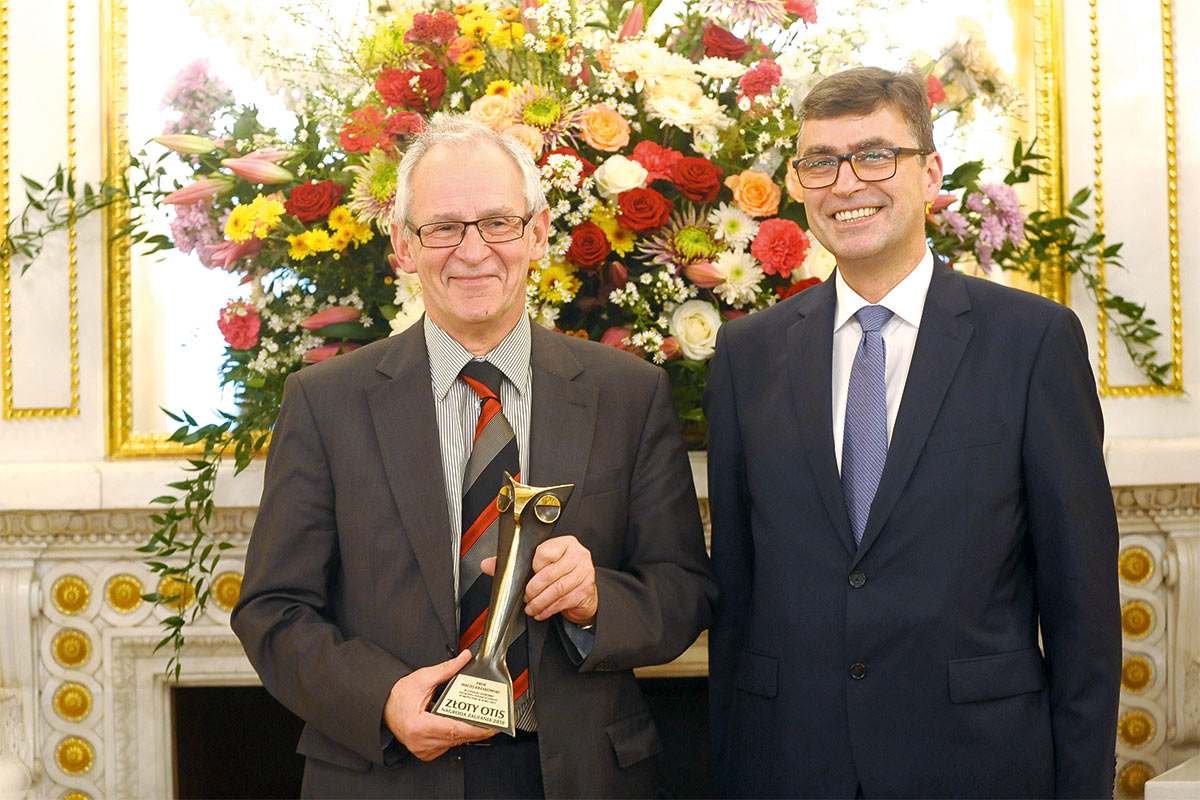 Prof. Maciej Krzakowski otrzymał Honorową Nagrodę Zaufania Złoty OTIS za wprowadzenie koordynowanej opieki w onkologii (na zdjęciu z red. Pawłem Krusiem)