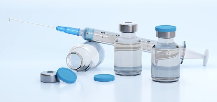 fiolki ze szczepionkami i strzykawka