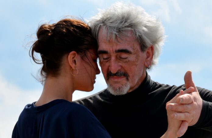 na zdjęciu znajduje się para tańcząca tango