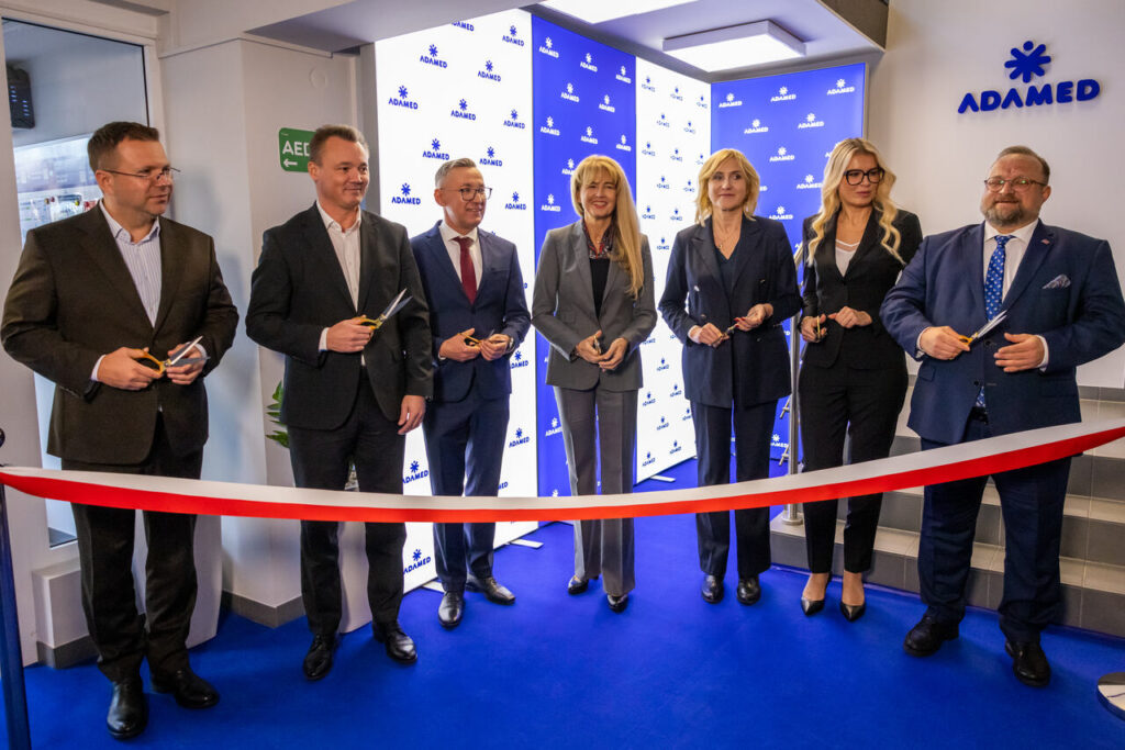 Na zdjęciu znajduje się scena z otwarcia nowego laboratorium Adamed Pharma