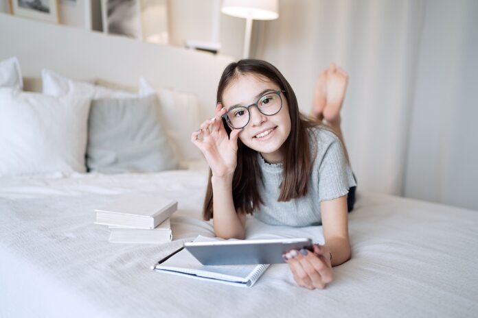 na zdjęciu znajduje się dziewczynka w okularach