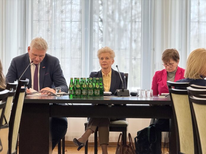 na zdjęciu znajdują się członkowie senackiej Komisji Zdrowia RP
