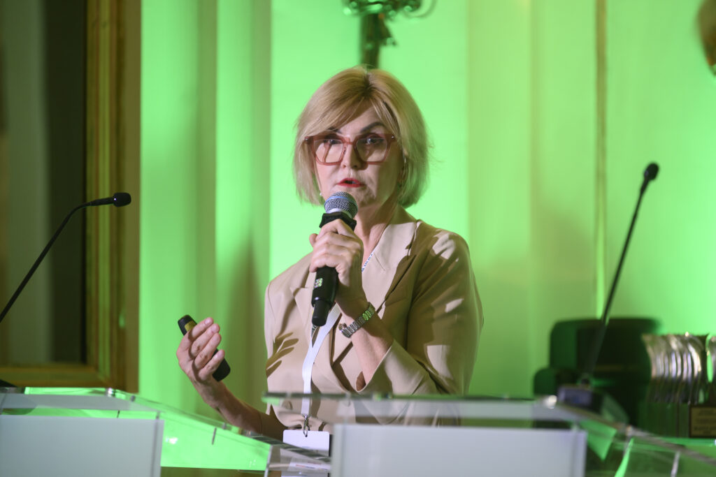 na zdjęciu znajduje się prof. Iwona Hus w czasie XXII Gali Nagrody Zaufania Złoty OTIS (wykład)