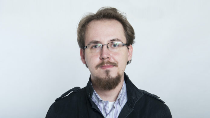 na zdjęciu znajduje się dr Jakub Kuś z Uniwersytetu SWPS