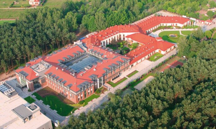 na zdjęciu znajduje się Światowe Centrum Słuchu w Kajetanach (zdjęcie z lotu ptaka)