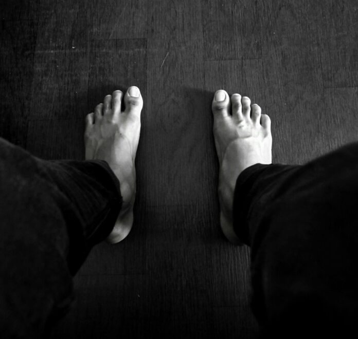 na zdjęciu znajdują się męskie stopy