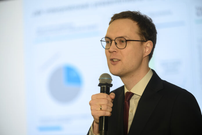 na zdjęciu znajduje się Adam Grabowicz