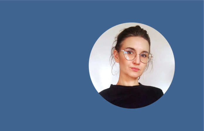 Zdjęcie przedstawia Ewę Bukowiecką-Janik na niebieskim tle