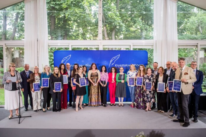 na zdjęciu znajdują się laureaci konkursu Kryształowe Pióra 2025