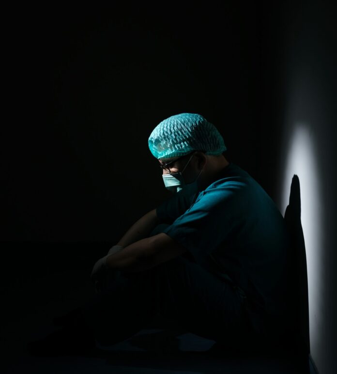 na zdjęciu znajduje się zmęczony lekarz