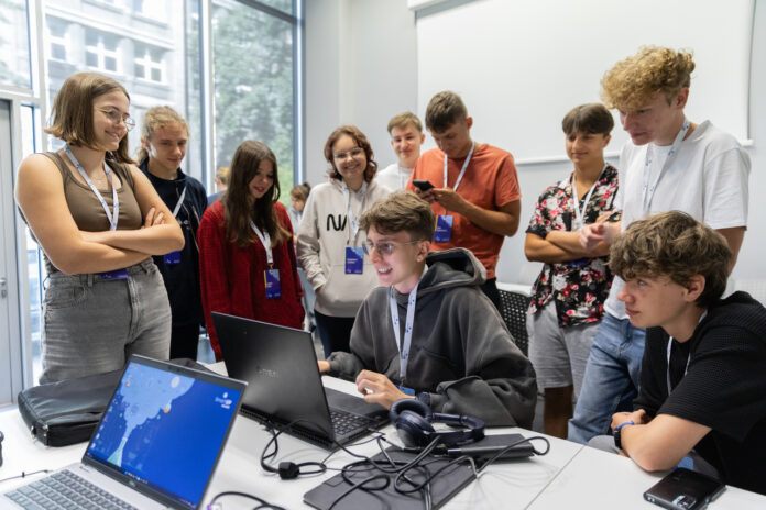 na zdjęciu znajdują się uczestnicy 11. edycji obozu ADAMED SmartUP