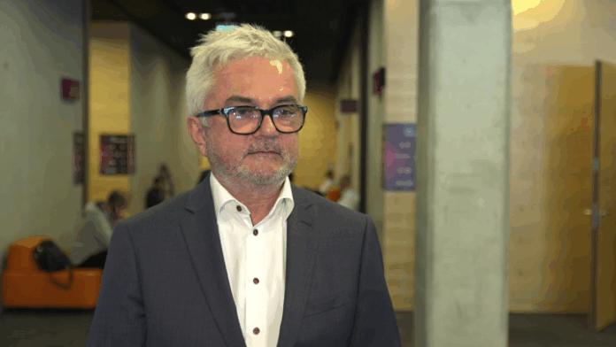 na zdjęciu znajduje się prof. dr hab. n. med. Andrzej Fal, specjalista chorób wewnętrznych, alergologii i zdrowia publicznego, kierownik Kliniki Alergologii, Chorób Płuc i Chorób Wewnętrznych, Państwowy Instytut Medyczny MSWiA, prezes, Polskie Towarzystwo Zdrowia Publicznego