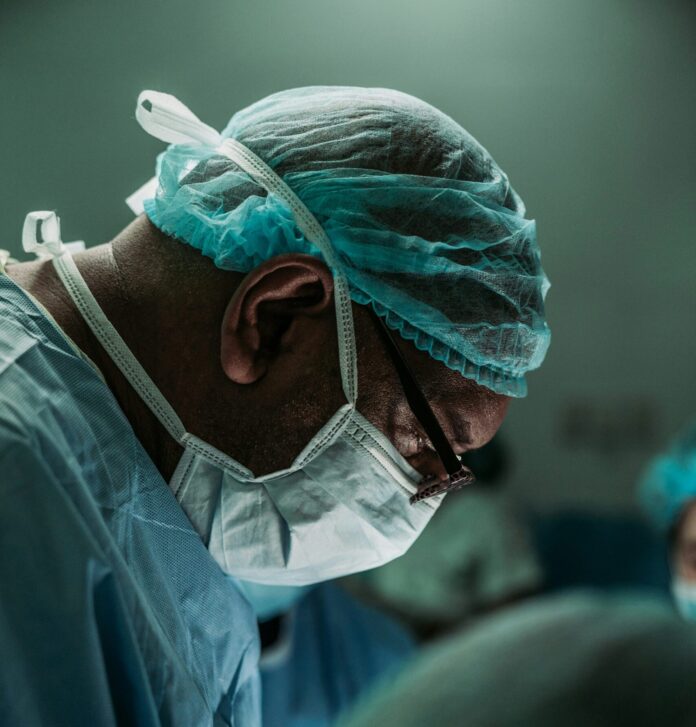 na zdjęciu znajduje się lekarz podczas operacji