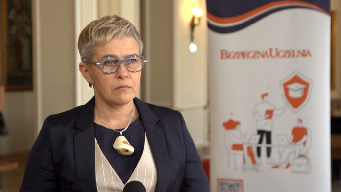 na zdjęciu znajduje się prof. dr hab. inż. Maria Mrówczyńska