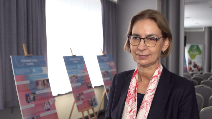 na zdjęciu znajduje się prof. dr hab. n. med. Anna Kostera-Pruszczyk, kierownik Katedry i Kliniki Neurologii, Centralny Szpital Kliniczny UCK WUM