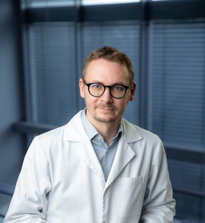 na zdjęciu znajduje się lek. Marcin Karolewski