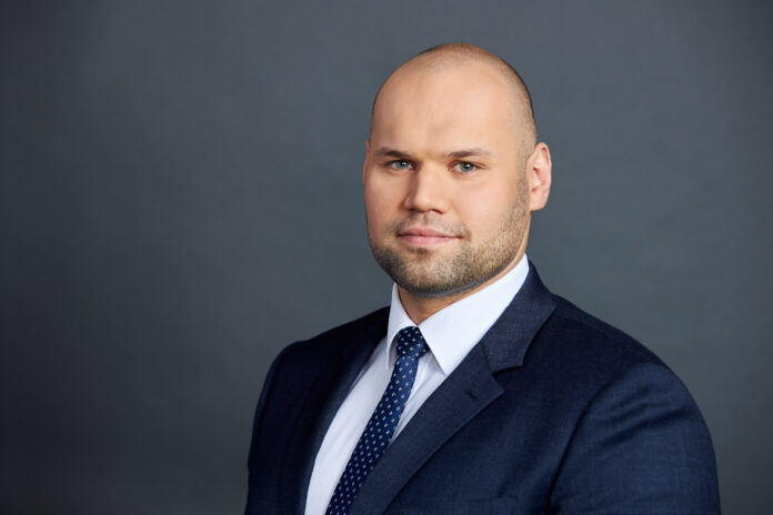 na zdjęciu znajduje się Arkadiusz Grądkowski z Izby POLMED