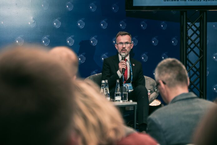 na zdjęciu znajduje się Jarosław Goraj ze stowarzyszenia Świadoma Obrona Cywilna